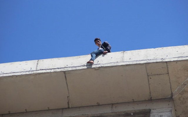 İntihara teşebbüs eden bir kişiye vatandaşlar ‘atla’ diye bağırdı