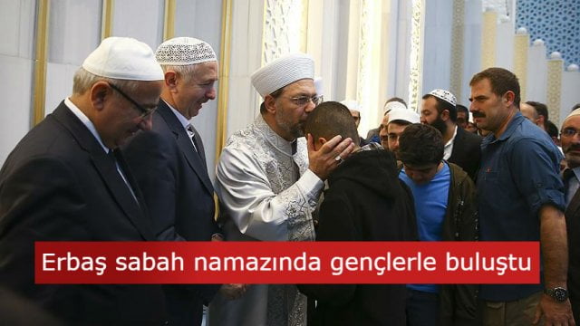Diyanet İşleri Başkanı Erbaş sabah namazında gençlerle buluştu