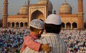 Kurtuluş Camiye-Cemaate Dönüp Namaza Tutunmakta