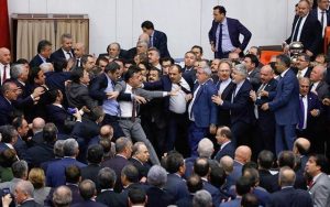 Meclis’teki görüşmelerde yumruklu kavga