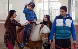 Engelli çocuklar At ile terapi görüyor