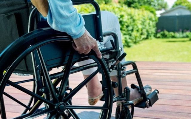 Bakıma muhtaç annelerine bakan iki kız da felç geçirdi