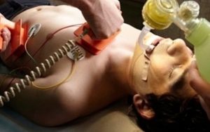 HASTA YAKINLARI, ÖLEN HASTAYA ZORLA ELEKTROŞOK YAPTIRDI