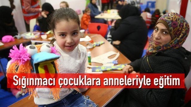 Sığınmacı çocuklara anneleriyle eğitim