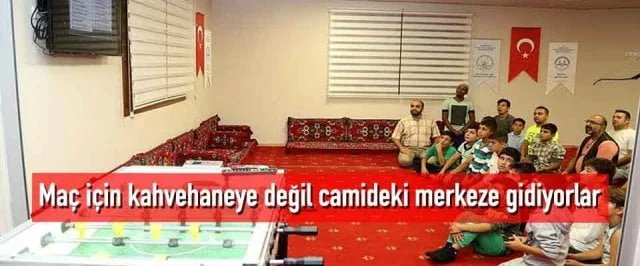Maç için kahvehaneye değil camideki merkeze gidiyorlar