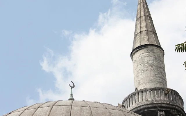 Ezanı yasaklama girişimleri devam ediyor