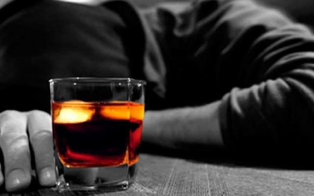 BİR KADEH İÇMENİN FAYDALI OLDUĞU YANILGISI