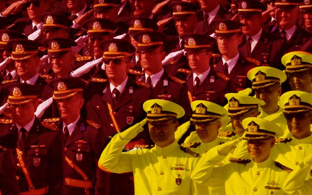 Kırmızı Üniformalı Komutan