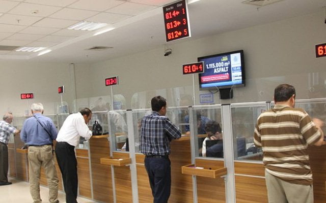 ASGARİ ÜCRETLİLER BANKALARIN KUCAĞINA ATILIYOR,AİLELER DAĞILIYOR