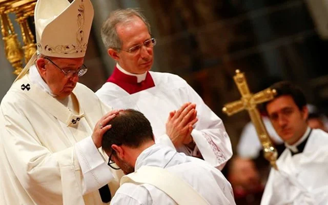 Papa Konuşa Dursun… Halâl Cinsellikten Çekilmenin Sonu Eşcinselliktir