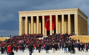 Kabirleri modern türbelere dönüştürmek de irtica değil midir?