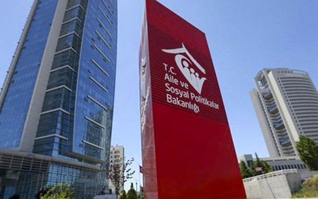 BEN DE AİLE HAYATINA YÖNELİK BAZI POLİTİKALARI YANLIŞ BULUYORUM