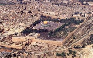 Mescid-i Aksa Kudüs’te değil mi?