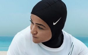 Nike müslüman kadın sporcular için terletmeyen özel başörtü üretti
