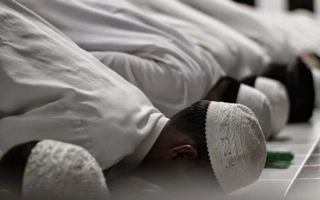 Namaz Allah’ın egemenliğini fiilen tanımadır