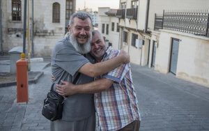 Gerçek dostluklar var oldukça isâr toplumunu da yaşatabiliriz