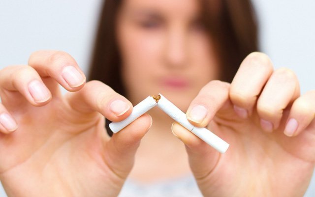 Örtülü kadınların sigara içmesi