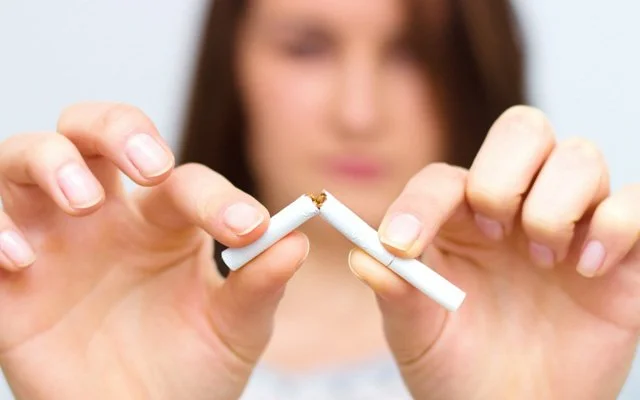 Örtülü kadınların sigara içmesi