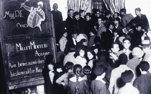 DARBECİ KENAN EVREN’İN İCADI OLAN 24 KASIM ASLINDA MİLLET MEKTEPLERİNİN AÇILIŞ GÜNÜDÜR