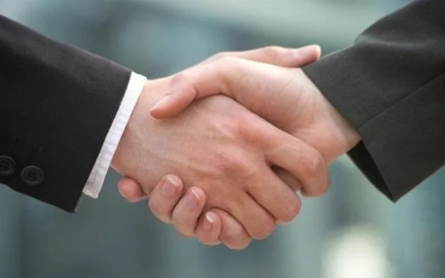 Düşman zalimlerden olmadıkça Hıristiyanları ve Yahûdileri de dost edinebiliriz