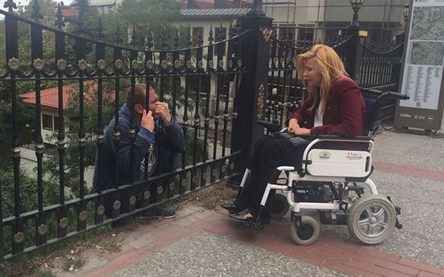 Engelli milletvekili intihara teşebbüs eden vatandaşı ikna etti