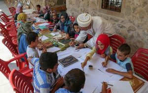 Kuran kursunda hat sanatını da öğreniyorlar