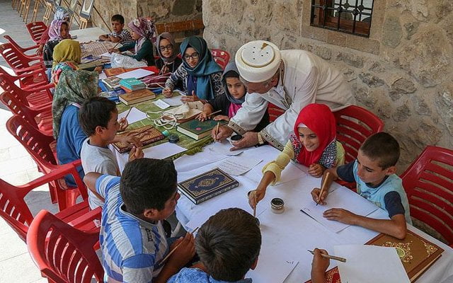 Kuran kursunda hat sanatını da öğreniyorlar