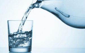 Su oturarak mı içilmeli?