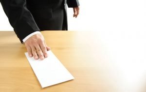 Dürüst bürokrat adam kayırmacılığını önlemek için istifa etti