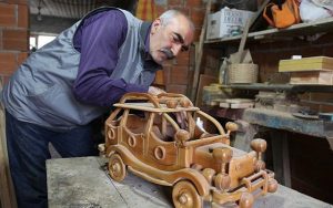 Hobiden mesleğe çevirdi, hediyelik ahşap eşya üretiyor