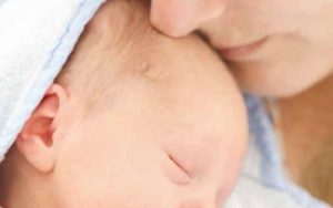 Komada doğum yapan kadın bebeğinin kokusuyla gözlerini açtı