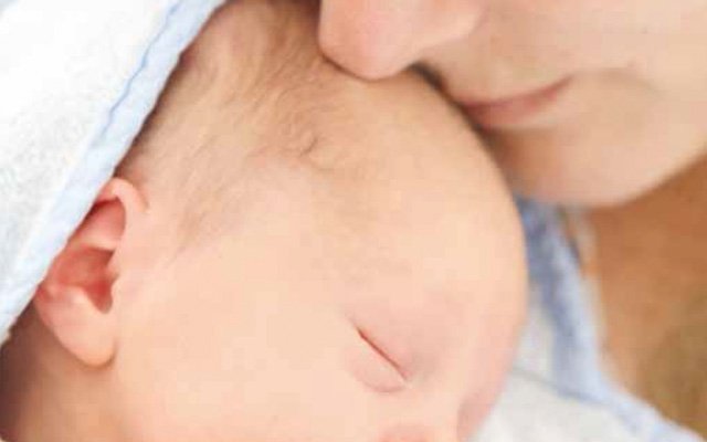 Komada doğum yapan kadın bebeğinin kokusuyla gözlerini açtı