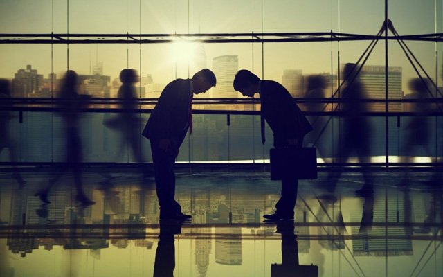 Kâfirleri yüceltip saygı göstermek günahkâr kılar mı?