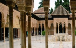 MÜSLÜMANLARI YENMENİN YOLU, DİN ADAMLARINI SATIN ALMAKTAN GEÇER