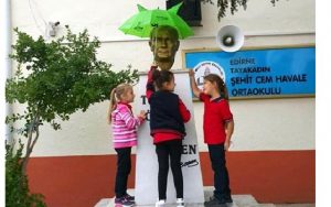 Atatürk büstünü puta dönüştürmek