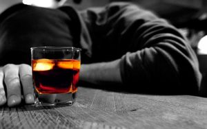 Alkol bağımlısı gençler tedavi gördükleri merkezde alkol komasına girdi