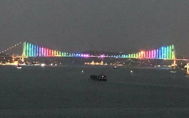 15 Temmuz Şehitler Köprüsü eşcinselliği simgeleyen gökkuşağı renkleriyle donatıldı
