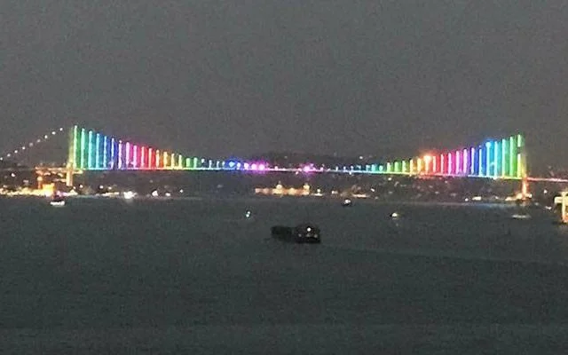 15 Temmuz Şehitler Köprüsü eşcinselliği simgeleyen gökkuşağı renkleriyle donatıldı