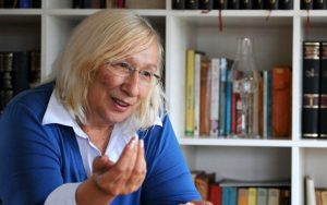 ALEV ALATLI: NE YANDAŞIM, NE MUHALİF, AYDIN OLMAYA ÇALIŞAN BİRİYİM