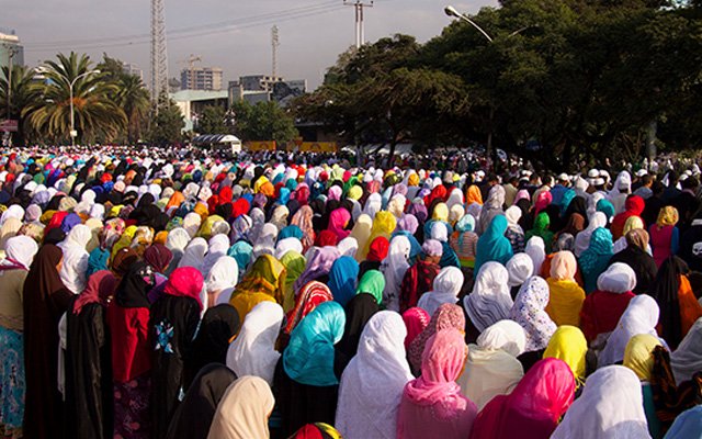 Bayram namazını camide kılamayan kadınlarımız ne yapmalıdır?