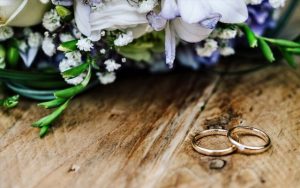 Kadın dört ay 10 gün iddet bekleyip yas tutarak evlenebilir ama aşk yaşayamaz