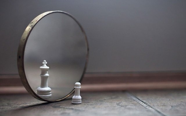 Kendimizi farklı ve üstün görüp yüceltmemeliyiz