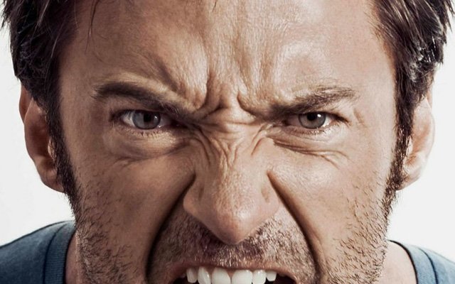 Eşine öfkelenen adam evini yakmaya girişti