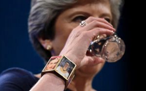 Başbakan May’in bileziğindeki Frida Kahlo resimleri ne anlama geliyor?