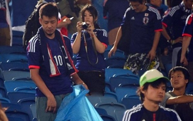 Japonlar maçtan sonra gönüllü olarak tribünleri temizledi