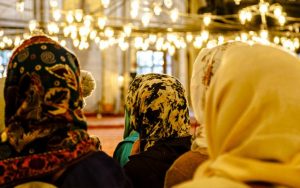 KADINLARIN MESCİDE GİTME HAKLARI GASBEDİLEMEZ