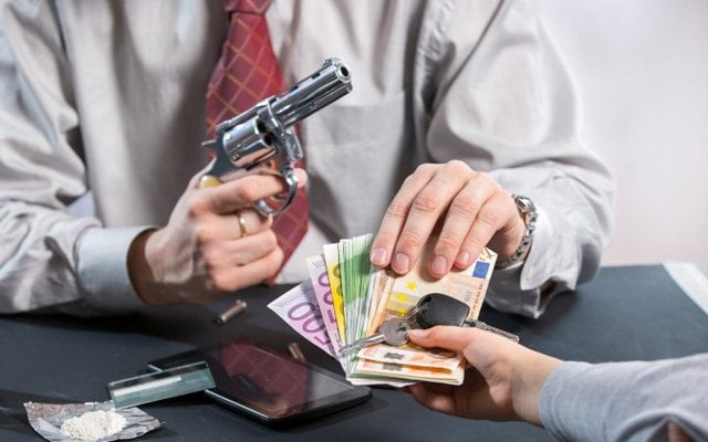 Tefecilerin eline düşen iş adamı aracında intihar etti