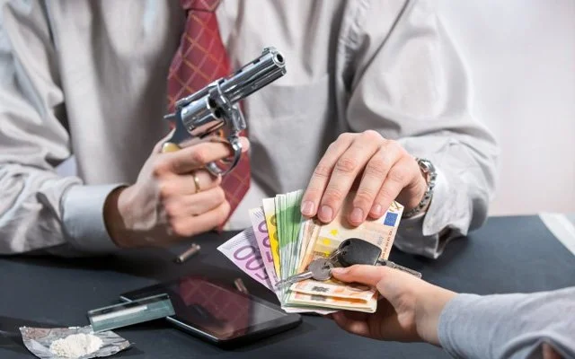 Tefecilerin eline düşen iş adamı aracında intihar etti