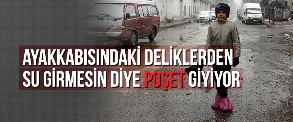 Ayakkabısındaki deliklerden su girmesin diye poşet giyiyor