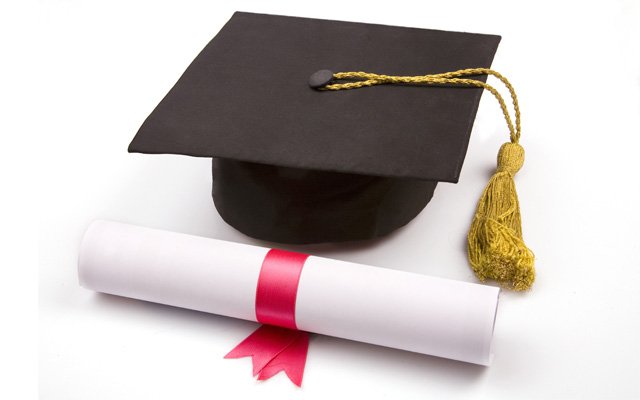 Eğitimin Kutsallığı ve Kutsanması Meselesi -Diplomadan Okula, Okuldan Eğitime Bir Büyülenme Hikâyesi